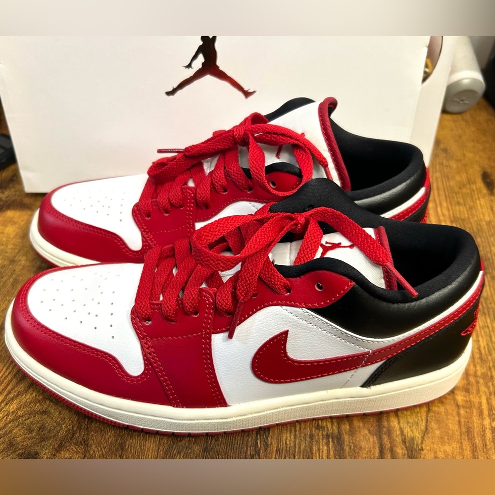 Nike Women's Air Jordan 1 Low Retro Shoes White Black DC0774-160 
Women’s 8.5